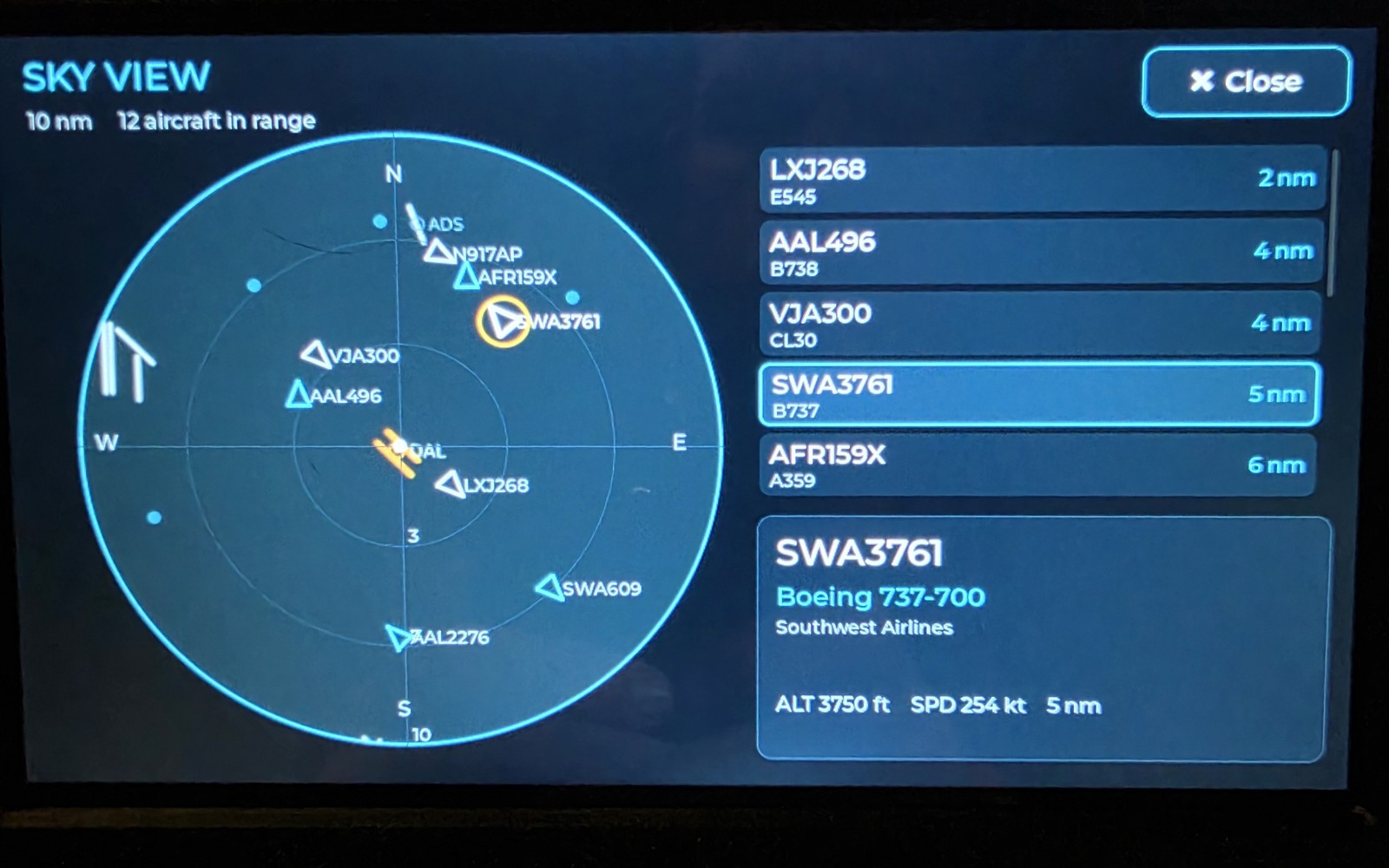 Current WingsAbove Sky View showing nearby aircraft on a full-screen radar with a distance-sorted aircraft list